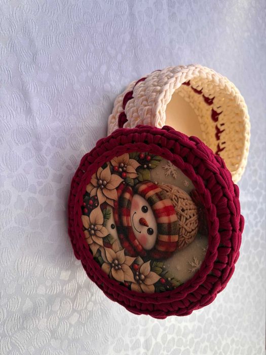 Ръчно изплетени коледни панерчета с капак