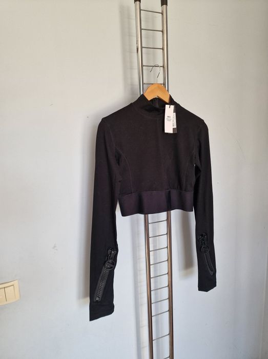 Страхотна дамска блуза DIESEL кропнат
модел,нова сетикет, размер М /L,