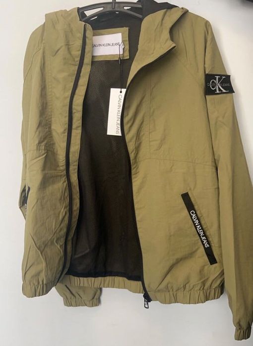 Продавам ветровка на calvin klein за дете до 12години!якето е за момче