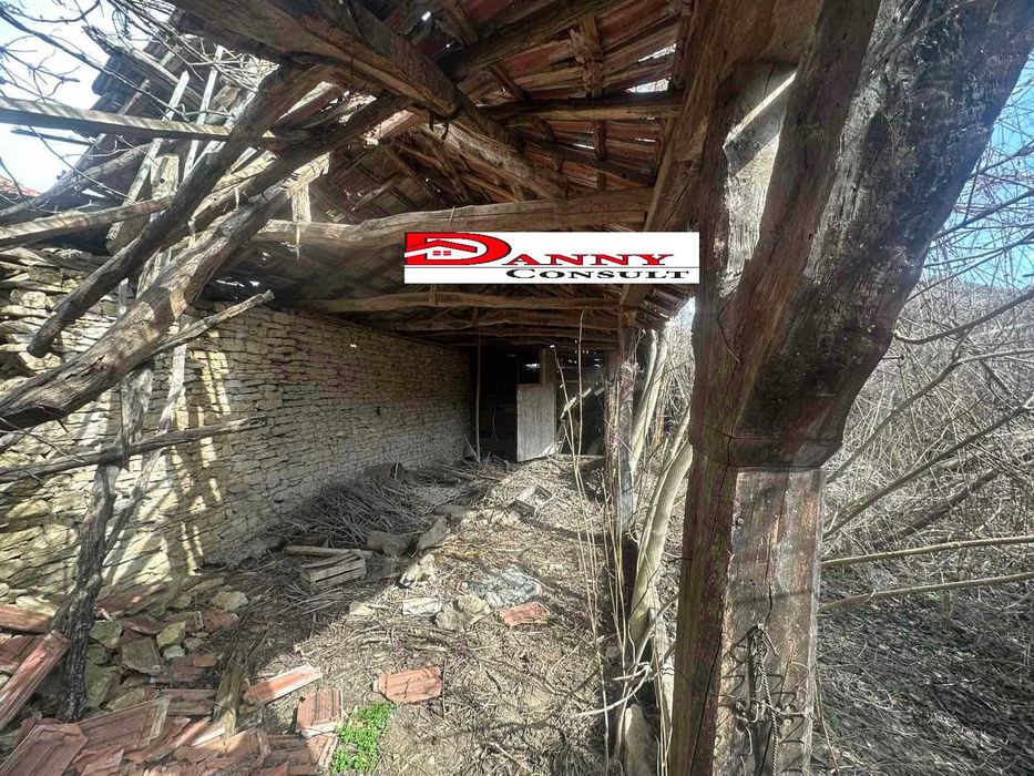 Едноетажна стара къща с двор в с. Димча