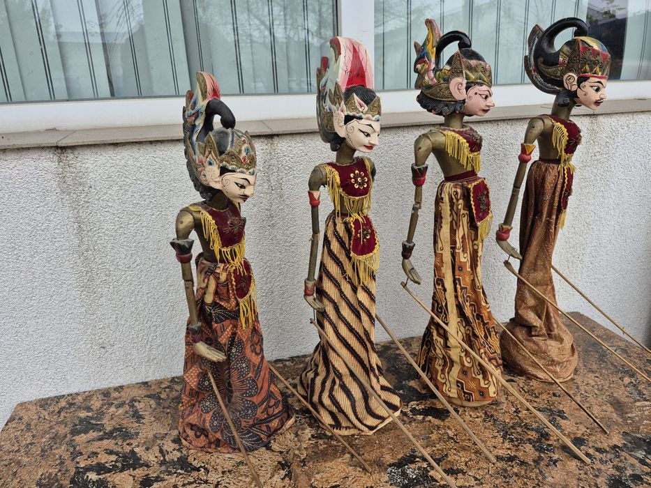 Vând 4 papusi statuiete lemn,scluptate pictate manual ,made Indonezia