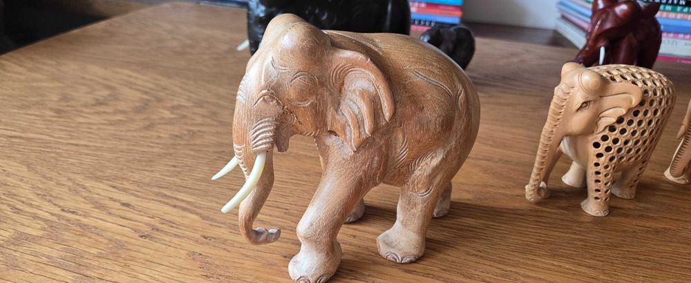 Коллекция деревянных слонов