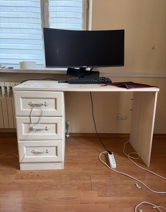 Стол из белого дерева