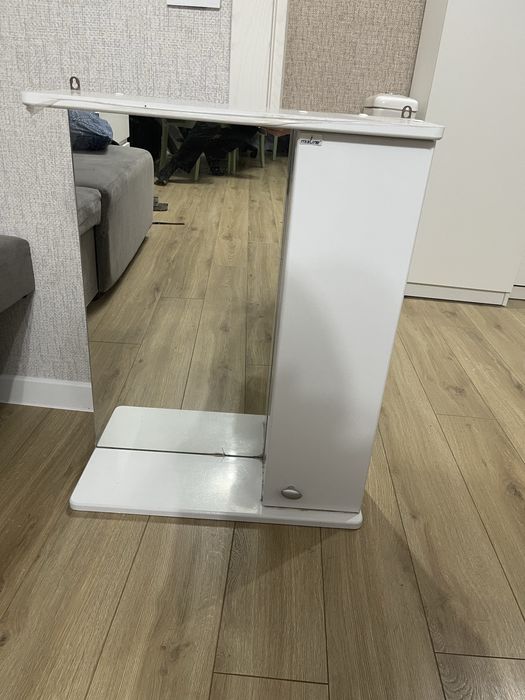 Зеркало со шкафчиком в ванную