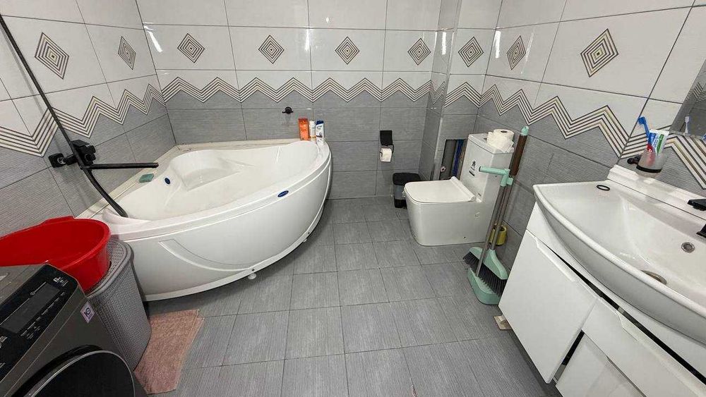 Калениский Баярин кафеси 1 қаватда 3 хонали квартира сотилади.ID:1553