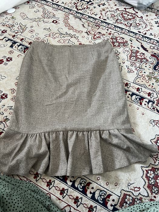 Отдам два юбочных костюма