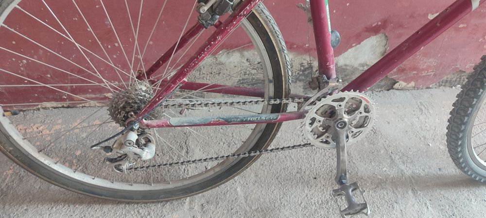 Велосипед красный скоростной полуспортивный