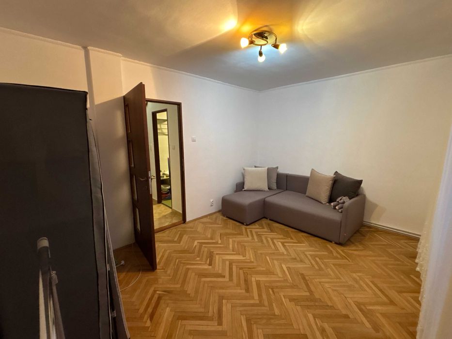 INCHIRIERE Apartament spațios cu 3 camere în zonă centrală
