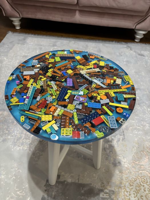 Masă din rășină epoxidică cu lego