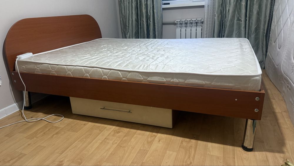 Кровать с матрасом