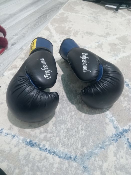 Шлем и перчатки для бокса