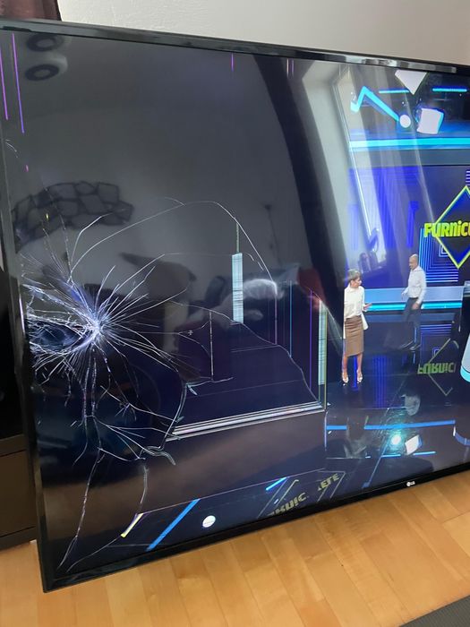Televizor LG diag. 165 cm ecran spart