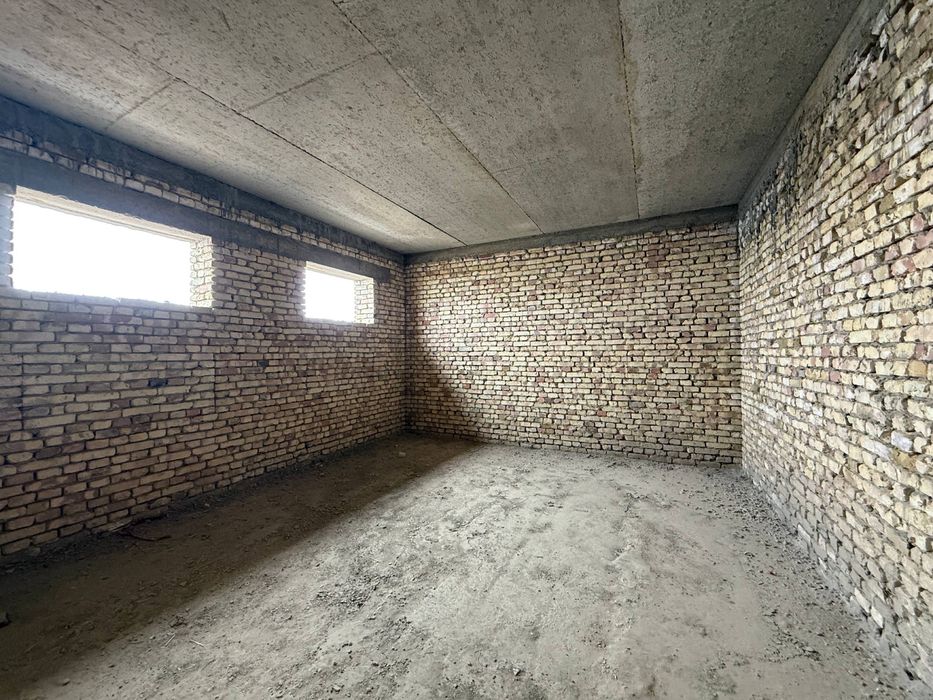 Tayyor 2 qavatli 3 sotiqli hovli sotiladi