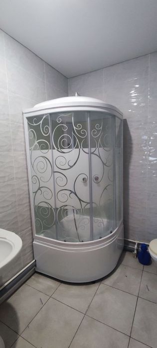 Установка душевых кабин