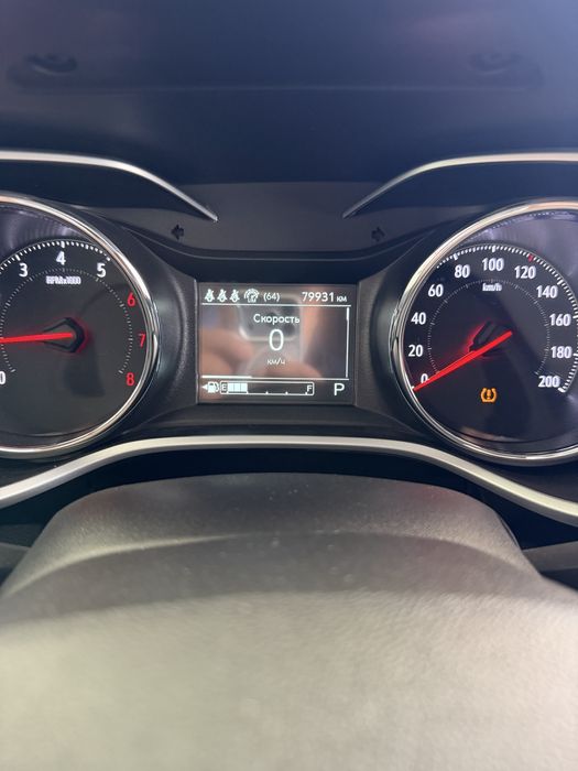 Автомобил Тракер