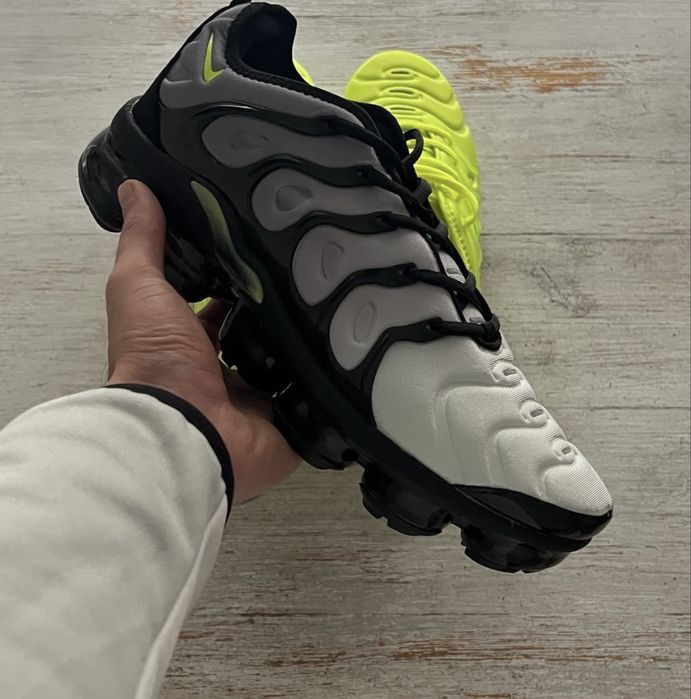Vapormax nike plus electric neon dettails