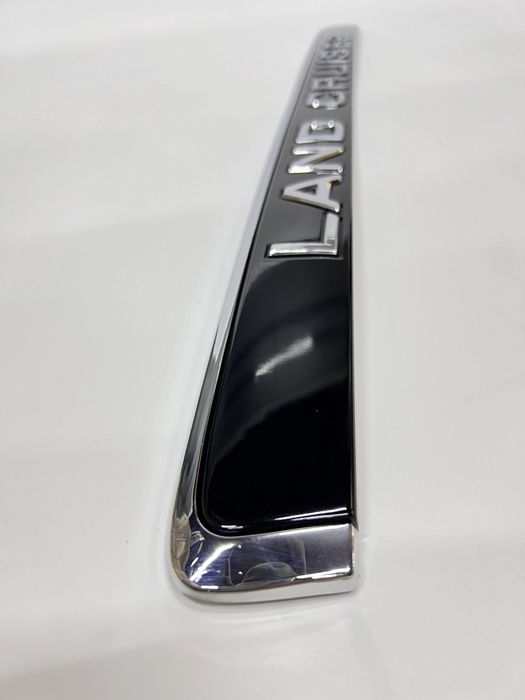 Land Cruiser 100 пластиковая накладка на крышку багажника эмблема