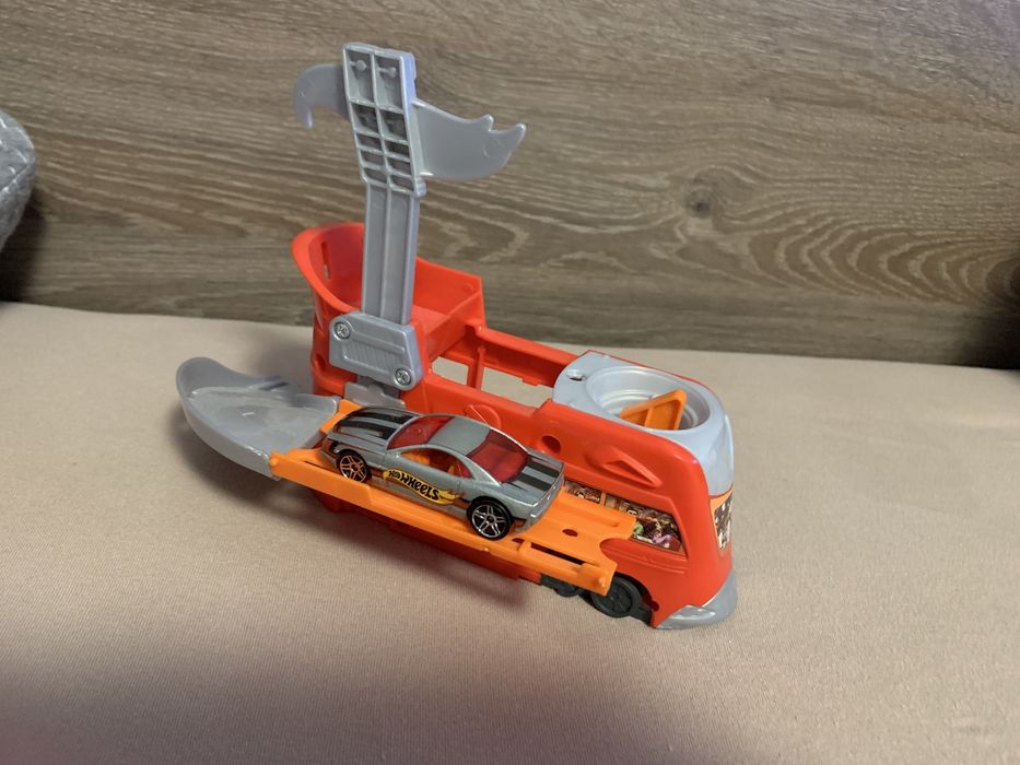 Hot Wheels колички и писта