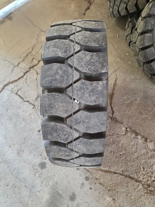 Продам шины для погрузчика вилочного