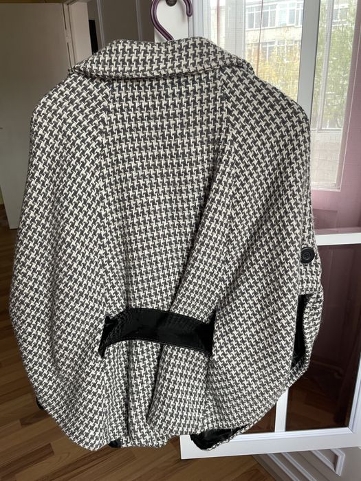 Capa cu maneci din lana, curea neagra inclusa