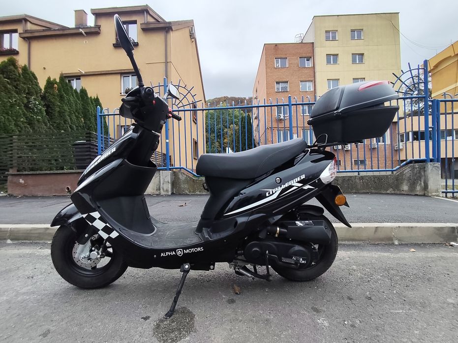 Vand scuter limitat 25 km, se conduce fără permis