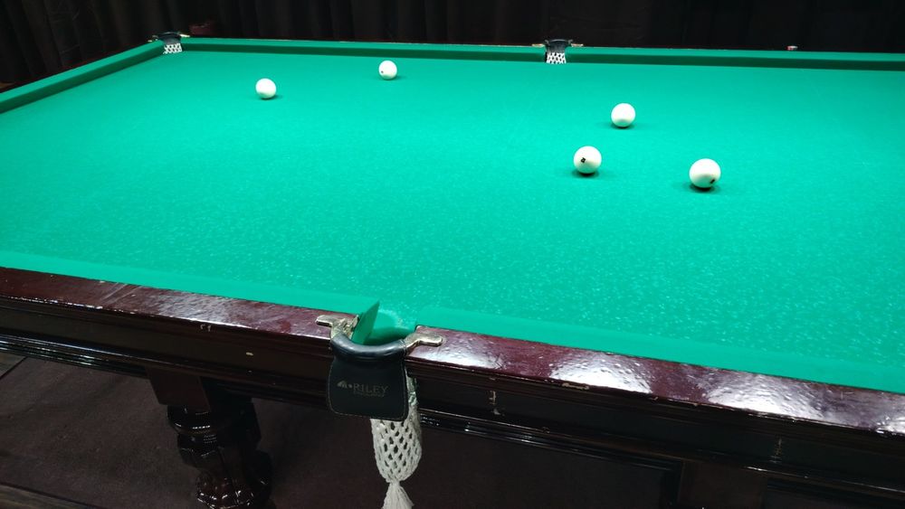 Билярд стол кий тоши билан