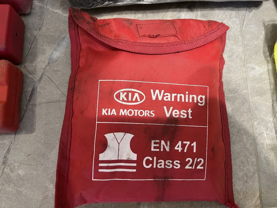 АВТО аптечки и триъгълници - AUDI , BMW , HONDA , RENAULT , SAAB