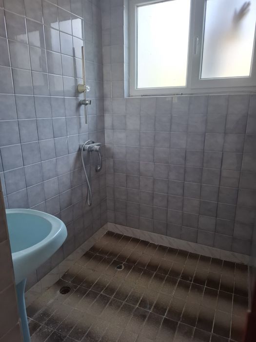 Отдава просторен етаж от къща в гр.Аксаково