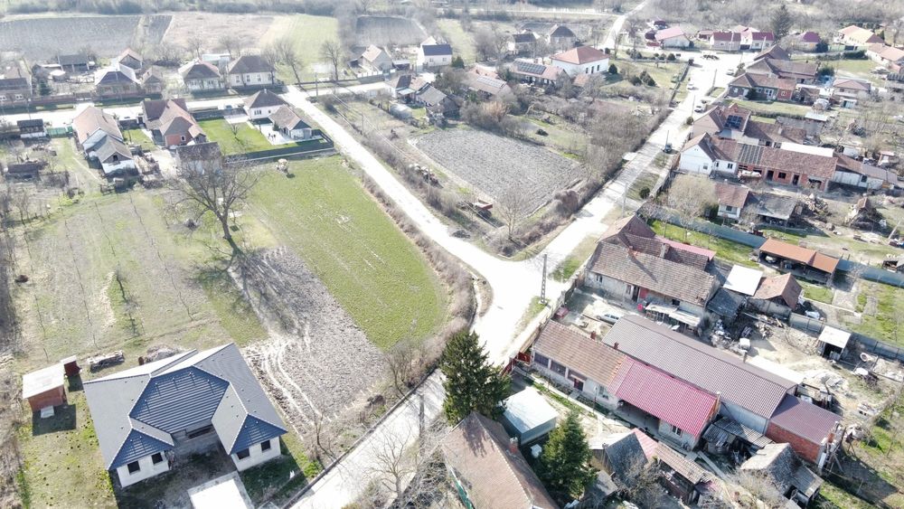 Vind 850 mp de teren în Niuved