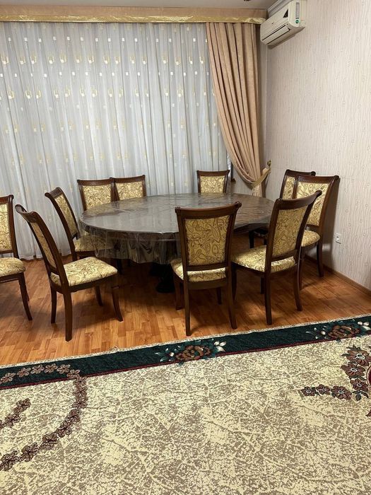 Стол и стулья для гостиной