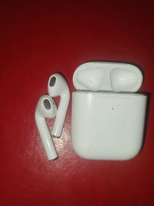 Продам наушники AirPods СРОЧНО