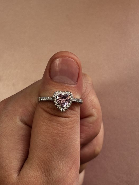 Колечко с красивым розовым камушком