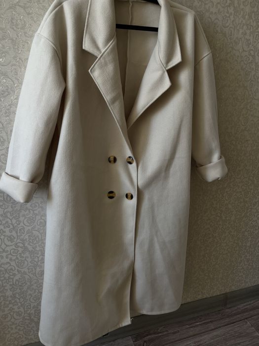 Стильное женское пальто бежевого цвета, размер РР