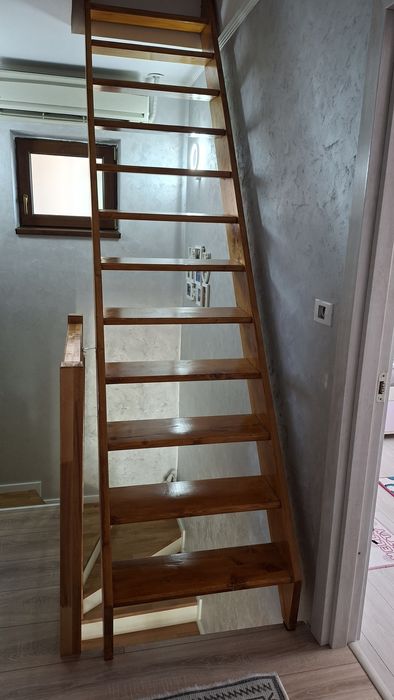 Scara din lemn de brad