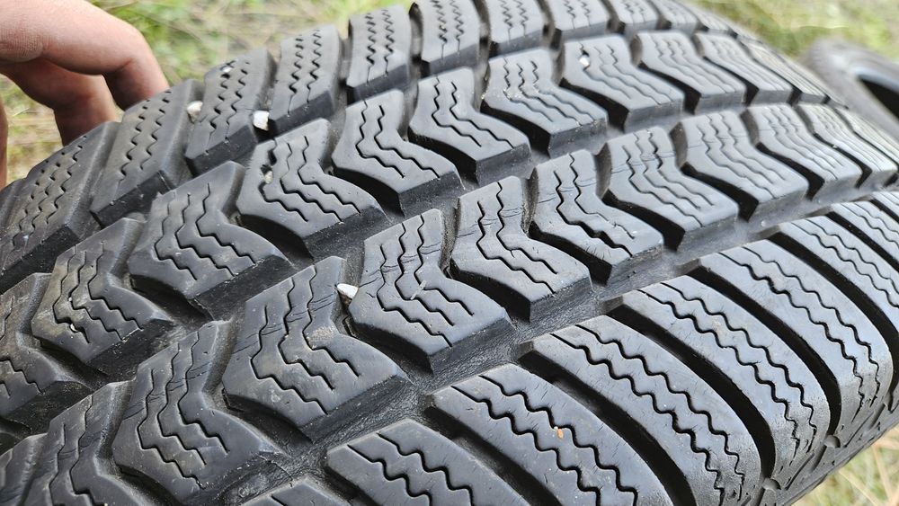 2бр гуми 215 65 16С семперит