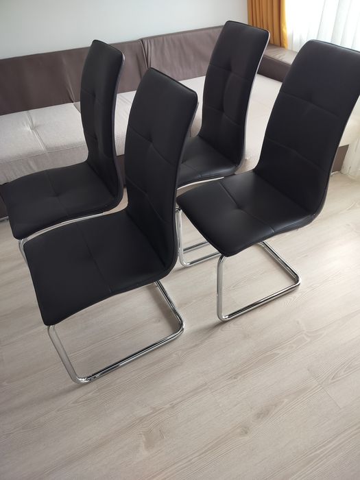 Masă de sticlă extensibilă.