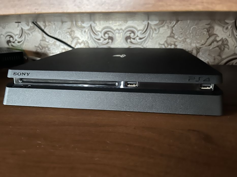 Продам пс 4 в очень хорошем состояние