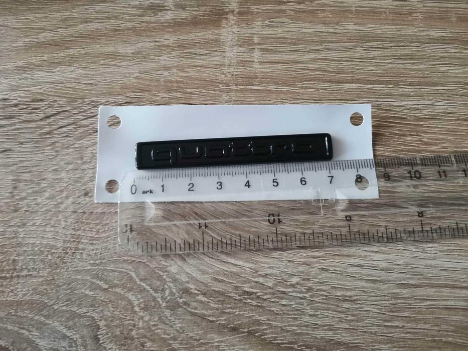 Audi Quattro черен гланц малък размер емблема