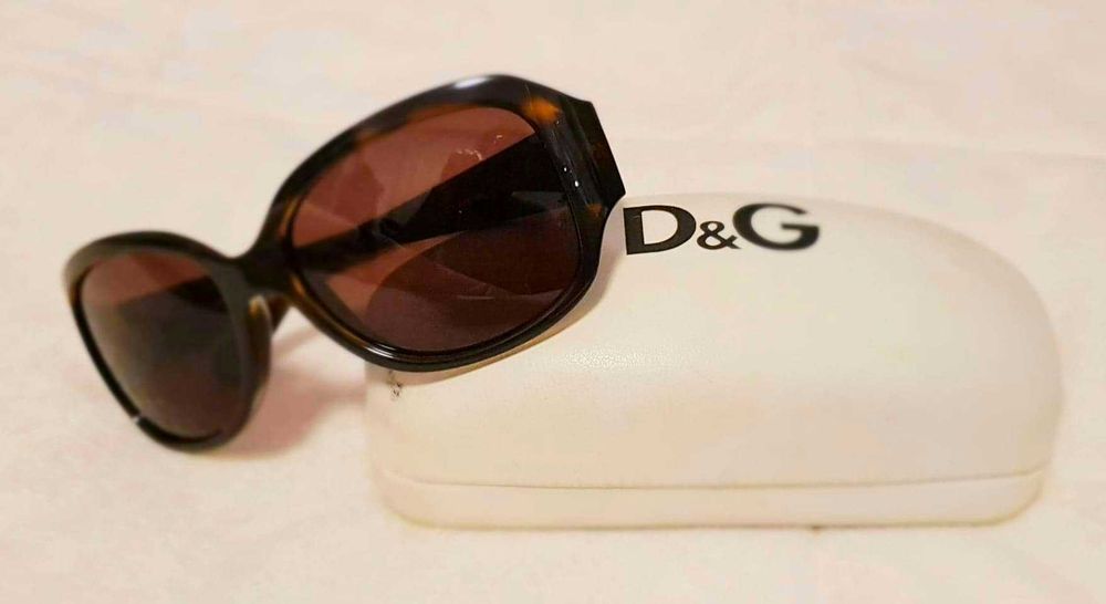 Ochelari de soare, de dama, marca D&G, culoare MARO, cu etui original.