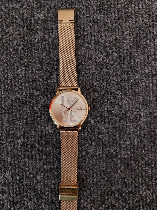 Продам женские часы.