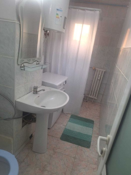 Inchiriez apartament cu doua camere decomandate mobilat și utilat la etj 4zona Biserica de carton.Chiria este de 290euro +290garantie