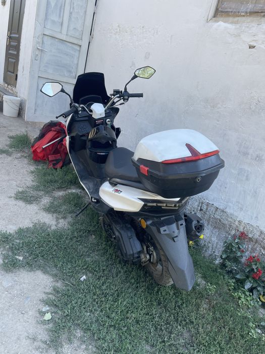 Макси.           .