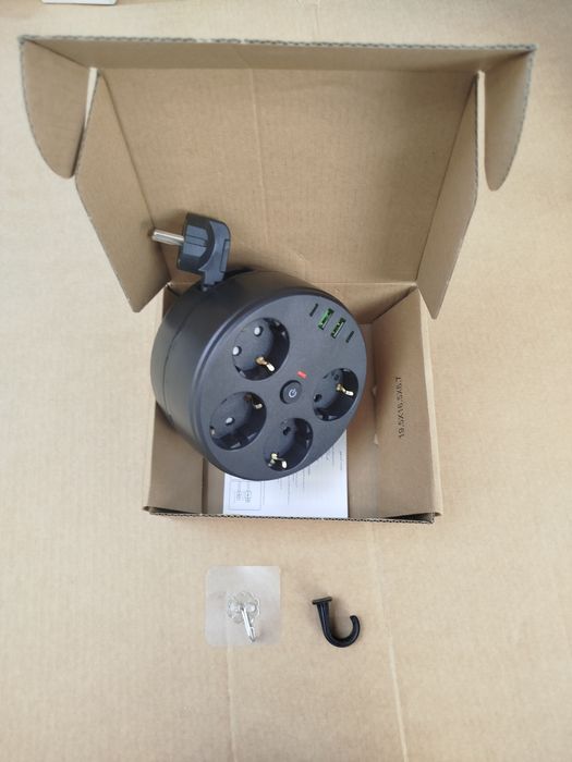 Кръгъл разклонител,с прибиращ се кабел 1,8м.