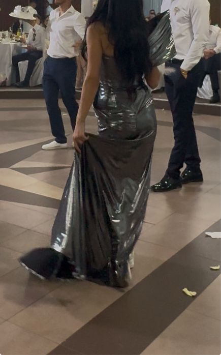 Елегантна вечерна рокля с лачен ефект – цвят графит