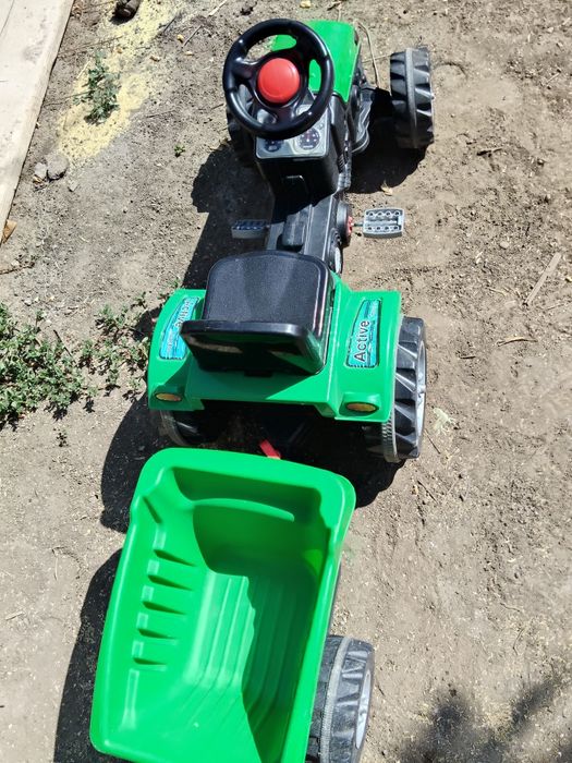 Tractor cu pedale pentru copii