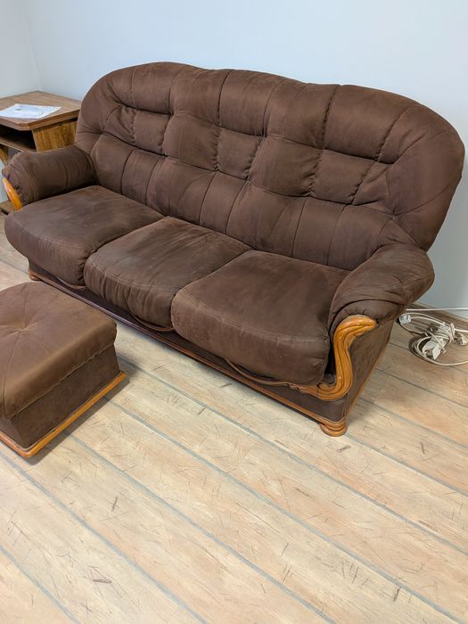 Диван сет включващ самия диван, табуретка и масичка