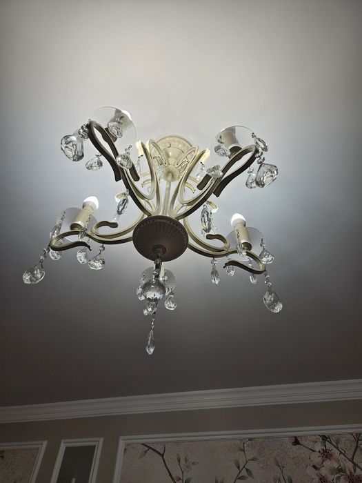 Люстра светло-бежевого цвета