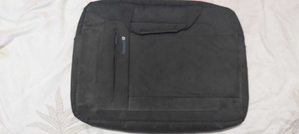 Продавам черна чанта за лаптоп 15.6инча