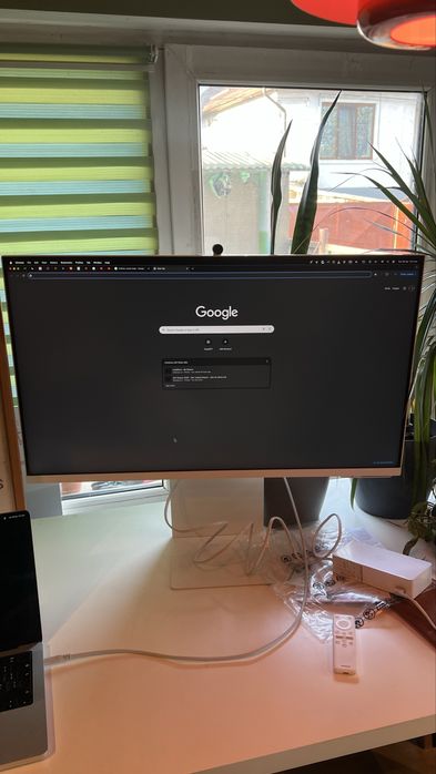 Monitor Samsung M8 32 (31.5", 4K) cu webcam, airplay, tizen