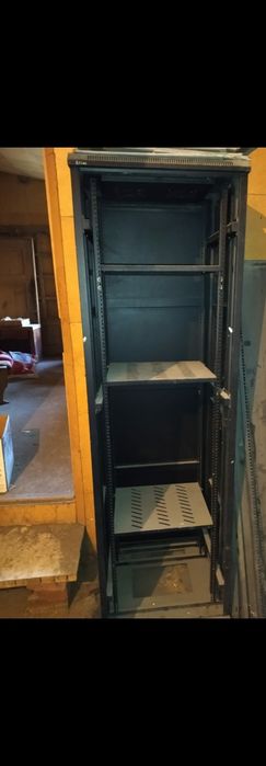Серверный шкаф хорошем состоянии